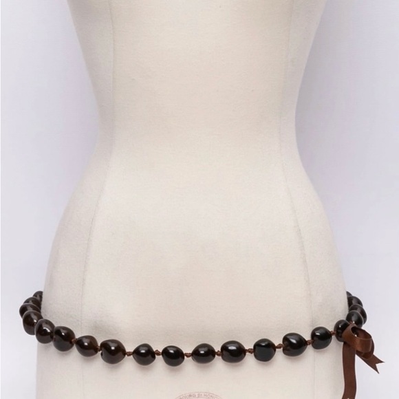 YVES SAINT LAURENT - (Attributed to)
Necklace of lacquered shell pearls - Picture 2 of 8